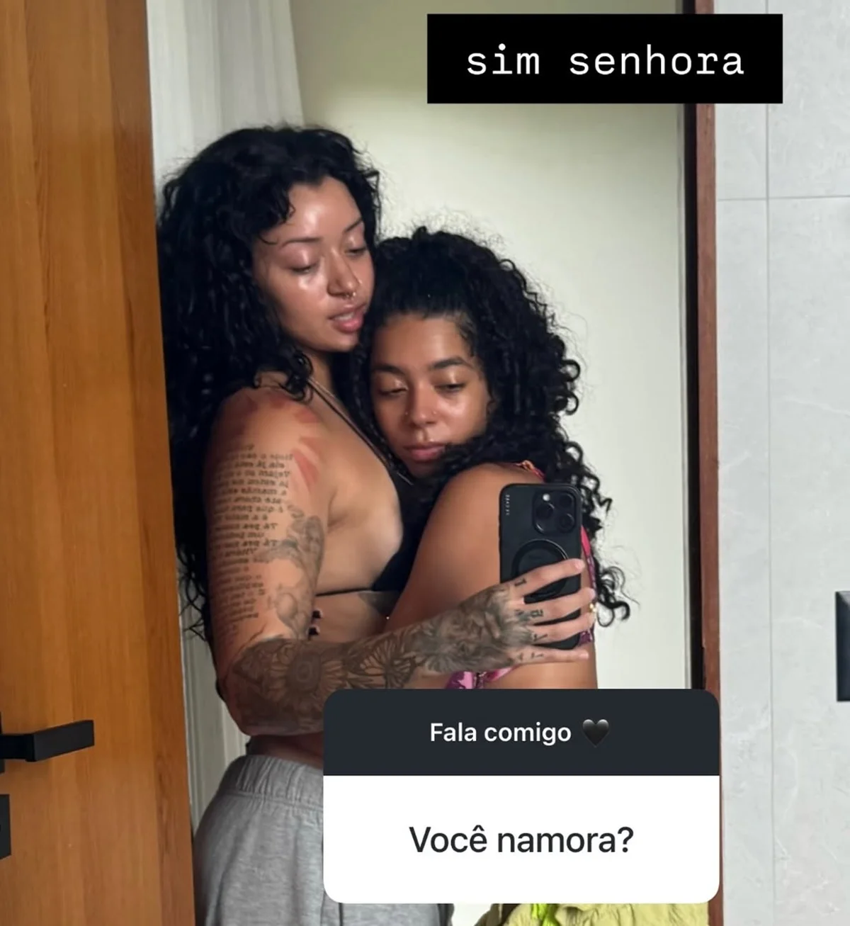 Camilly Victória e Amber Marie posam abraçadas em selfie Camilly Victória e Amber Marie posam abraçadas em selfie