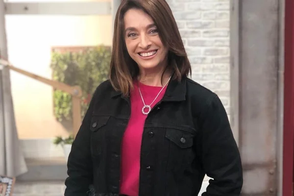 Catia Fonseca posa nos bastidores do programa - Metrópoles