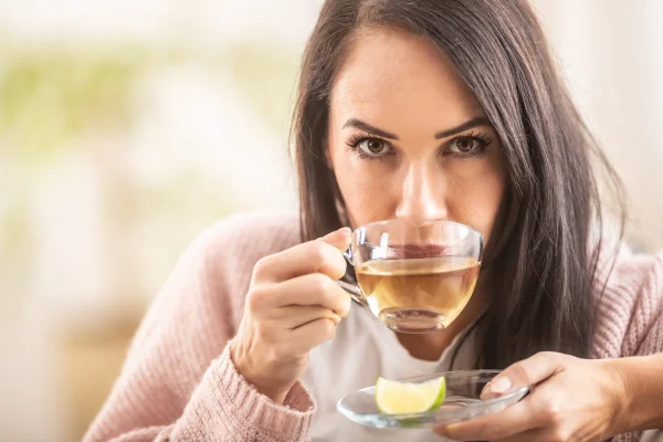 Foto colorida de mulher tomando chá - Metrópoles
