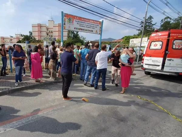 tumulto em frente a creche em Blumenau (SC) - Metrópoles