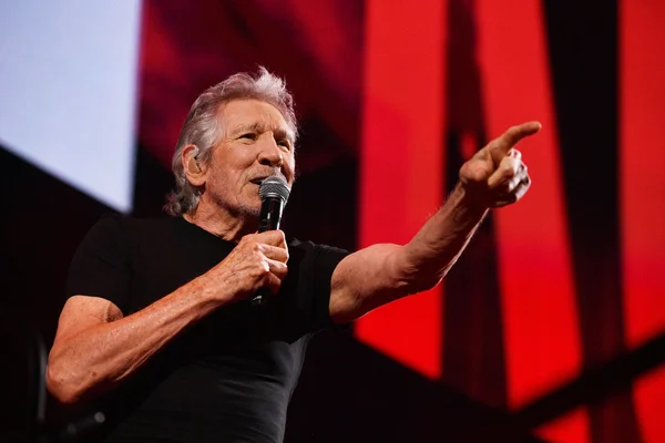Roger Waters no palco apontando para frente - Metrópoles
