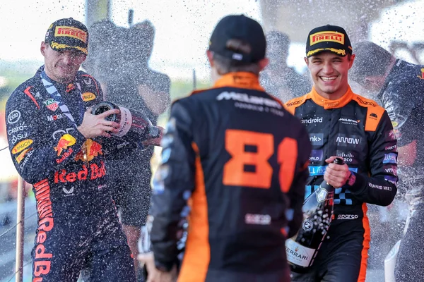 Foto colorida de Verstappen, Piastri e Norris - Metrópoles