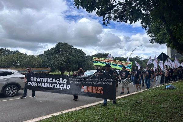 Servidores da assistência social do GDF decidem permanecer em greve