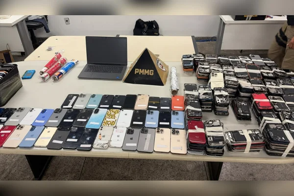 Imagens de produtos apreendidos em operação em Shopping popular no Centro de BH