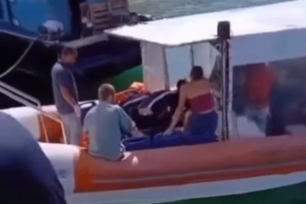 Imagem colorida de pessoas sendo socorridas após naufrágio em angra dos reis - Metrópoles