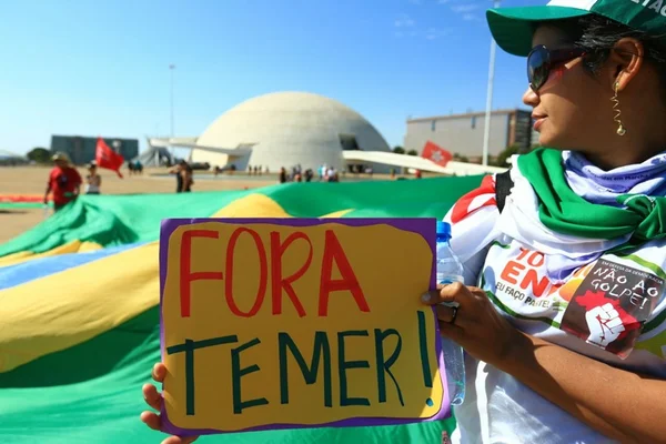 Manifestantes se reúnem na Esplanada em apoio aos caminhoneiros