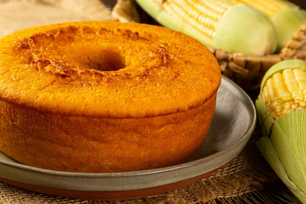 Bolo de milho com canela de liquidificador: fofinho e pronto em poucos passos