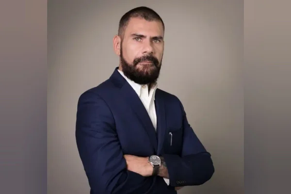 Imagem colorida, jornalista Adriano Bachego - Metrópoles