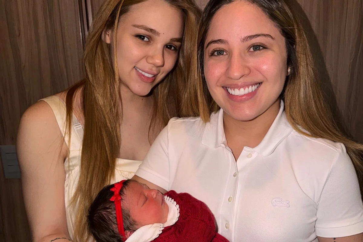 Esposa de Mari Fernández, Júlia Ribeiro mostra antes e depois do pós-parto