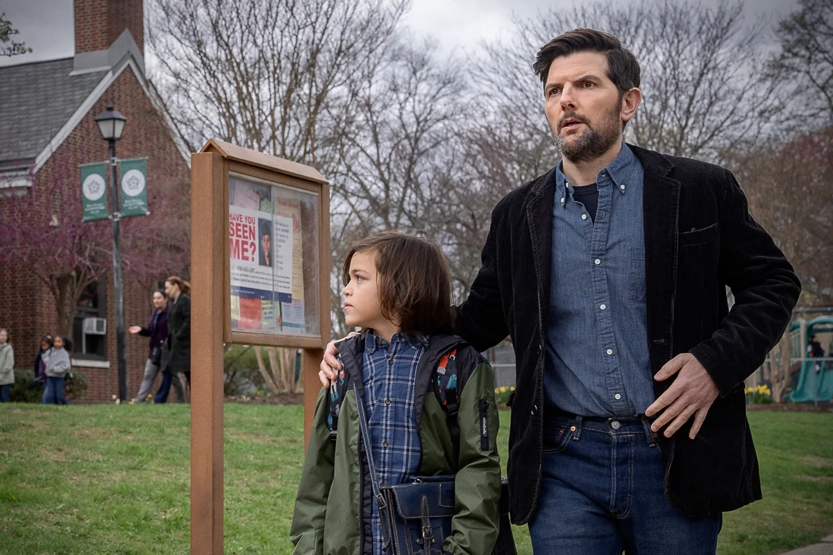 Acston Luca Porto como Jake Kennedy e Adam Scott como Tom Kennedy em O Homem Que Sussurra, da Netflix Acston Luca Porto como Jake Kennedy e Adam Scott como Tom Kennedy em O Homem Que Sussurra, da Netflix