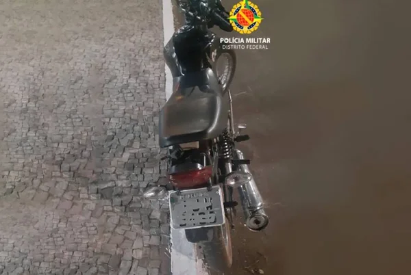 Motociclista bêbado, sem capacete e CNH tenta fugir da PM e se dá mal