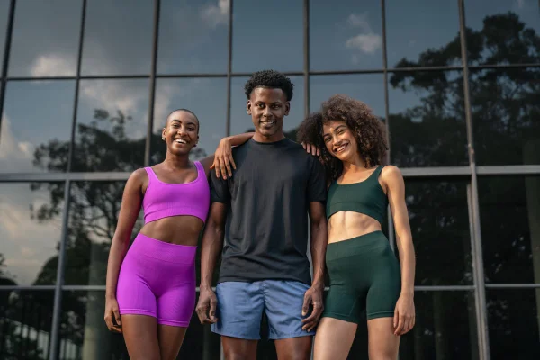 Fotografia colorida mostrando um homem e duas mulheres com roupa de academia-Metrópoles