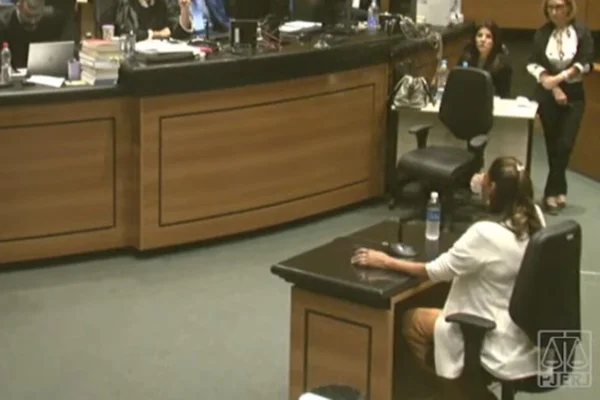 Imagem colorida da mãe de Marielle Franco em tribunal do Júri, no RJ