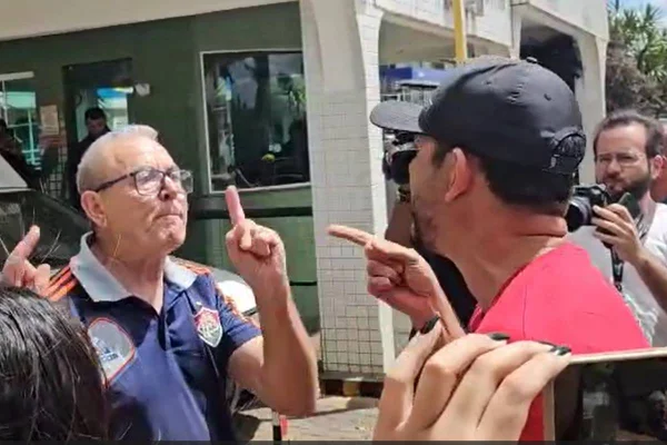 Apoiadores do Bolsonaro e integrantes do MTST batem boca na porta do condomínio do Bolsonaro - Metrópoles