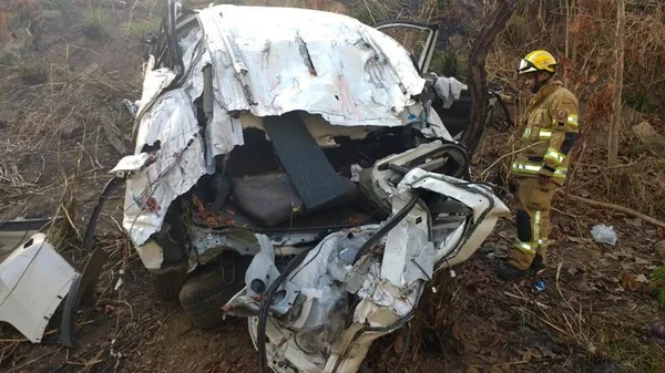 Carro pega fogo em garagem de residência no Distrito Federal