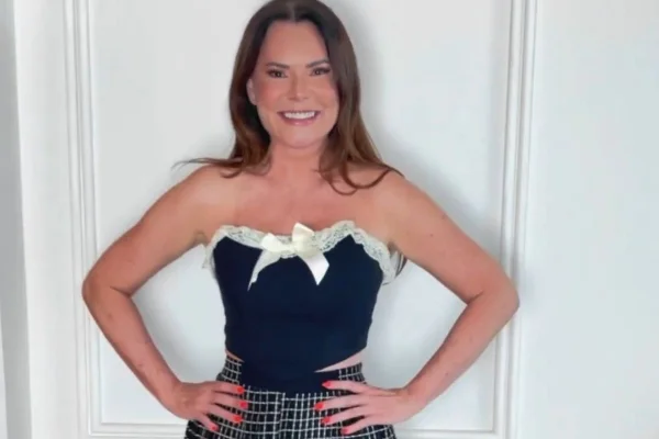 Na imagem com cor, a tiktoker Iara Sanny posando em vídeo - Metrópoles