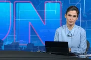 A âncora sempre mantém o bom humor A âncora sempre mantém o bom humor