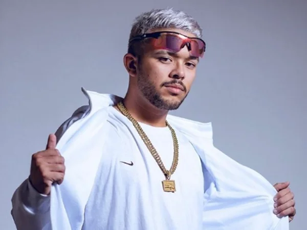 Dj Vitor Lima com blusa branca e cordão de ouro - Metrópoles