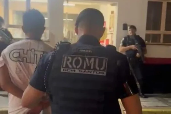 Imagem colorida de homem sendo preso por GCM de Santos
