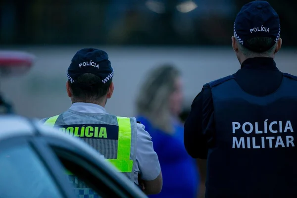 Dois PMs de costas