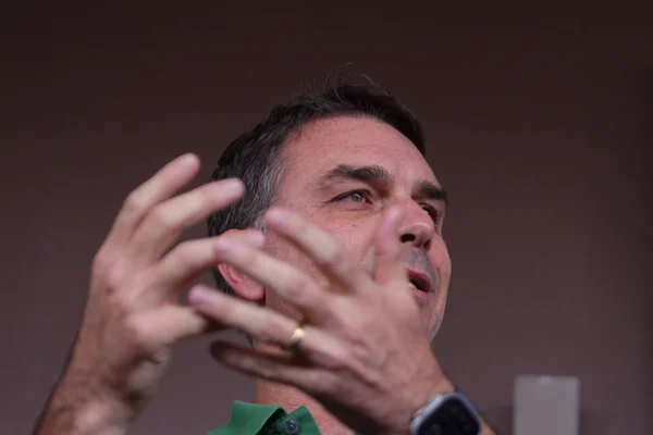 Flávio Bolsonaro se reúne com Caiado para discutir 2026