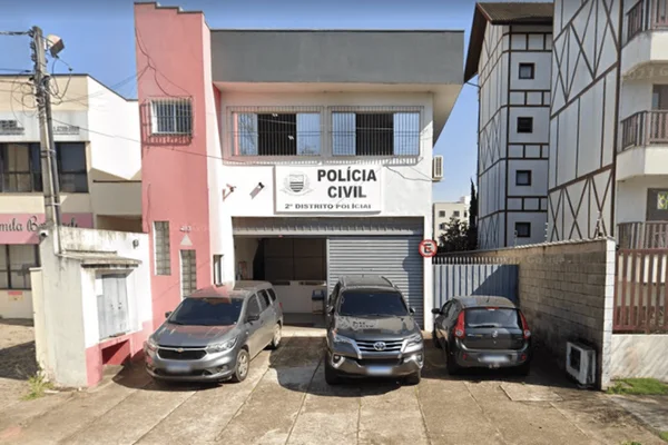 Imagem colorida da fachada do DP onde foi registrada a morte da mulher que foi atropela após ter um mal súbito ao desembarcar de ônibus - Metrópoles