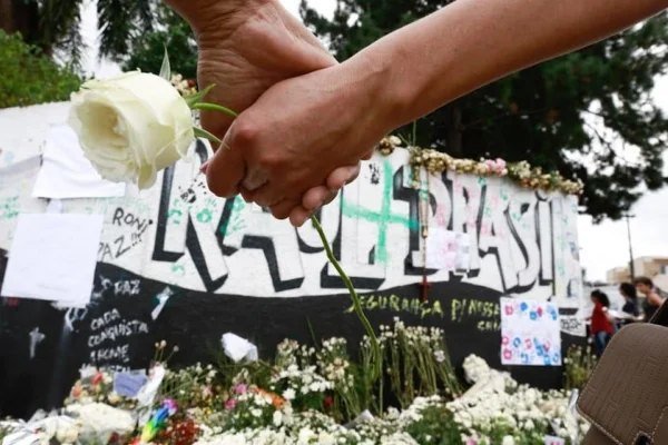 Imagem colorida mostra homenagens às vítimas de massacre em Suzano. Metrópoles