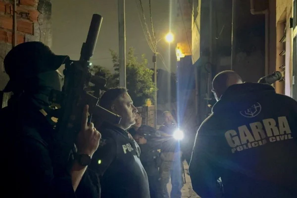 Imagem colorida mostra operação da polícia contra grupo suspeito de desviar doações ao RS - Metrópoles