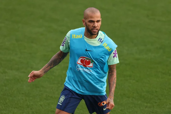 Imagem colorida mostra o jogador brasileiro Daniel Alves, que atua na Copa do Mundo do Catar, vestido de short e colete azuis - Metrópoles