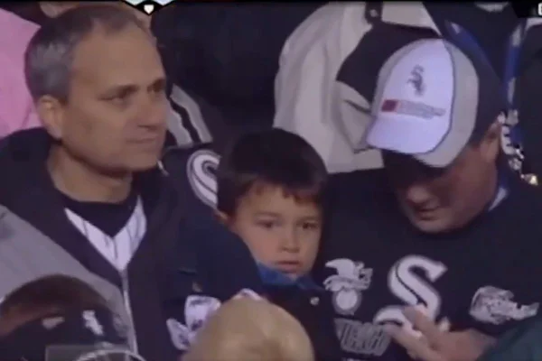 Imagem de uma transmissão de TV em que aparece o Papa Leão XIV em uma partida de baseball - metrópoles