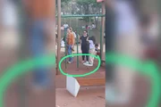 Área de brinquedos da Praça do Papa, lotada após inauguração. Criança brinca ao lado de aparelho quebrado. Área de brinquedos da Praça do Papa, lotada após inauguração. Criança brinca ao lado de aparelho quebrado.