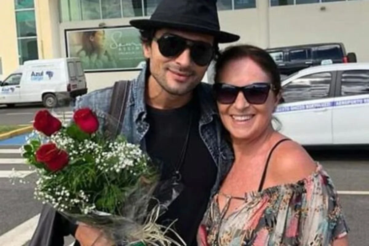 Jeff Machado e a mãe, Maria das Dores, posam sorridentes para as redes sociais