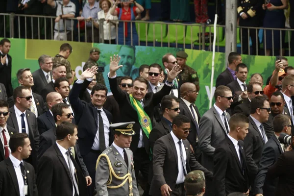 Bolsonaro quebra protocolo e caminha no 7 de Setembro
