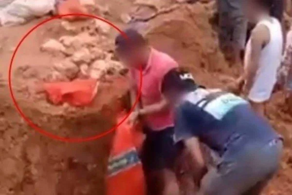 No interior do AM, população desenterra frango congelado em lixão