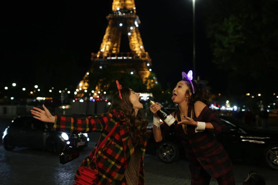 <b>Amizade inusitada:</b> diferente de outras comédias românticas que já trazem uma amizade clichê cheia de brigas e desentendimentos – mas sempre com muito amor no final –, Emily em Paris mostra um novo relacionamento amigável, divertido e hilário entre a protagonista e Mindy Chen (Ashley Park), uma jovem nada convencional que está na França em busca de seus sonhos <b>Amizade inusitada:</b> diferente de outras comédias românticas que já trazem uma amizade clichê cheia de brigas e desentendimentos – mas sempre com muito amor no final –, Emily em Paris mostra um novo relacionamento amigável, divertido e hilário entre a protagonista e Mindy Chen (Ashley Park), uma jovem nada convencional que está na França em busca de seus sonhos