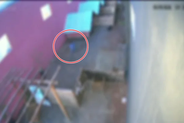 Imagens de segurança mostram criança no local