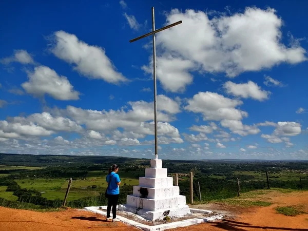 Às vésperas da via-sacra, fiéis pagam promessas no Morro da Capelinha