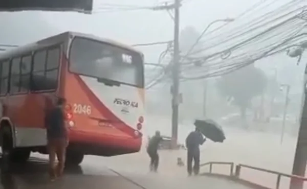 Petrópolis: mulher é resgatada ao ser levada por correnteza; vídeo
