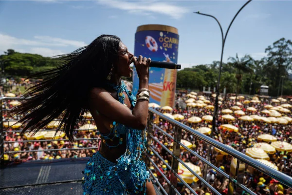 Imagem colorida mostra Cantora Pocah agitando multidão de foliões no desfile do Bloco da Pocah, neste domingo (15/2), no Ibirapuera, em São Paulo - Metrópoles