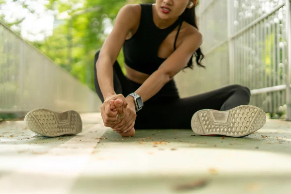 Você corre? Ortopedista faz alerta sobre "virar o pé" na corrida