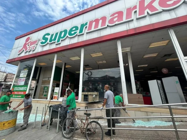 imagem colorida ataque tiros supermercado