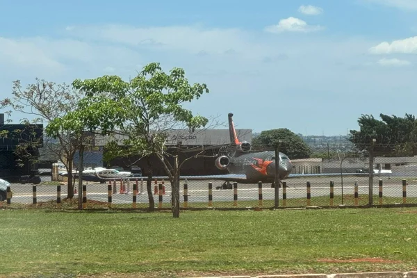 Avião de piloto tetracampeão da F-1 chama a atenção em Brasília. Veja