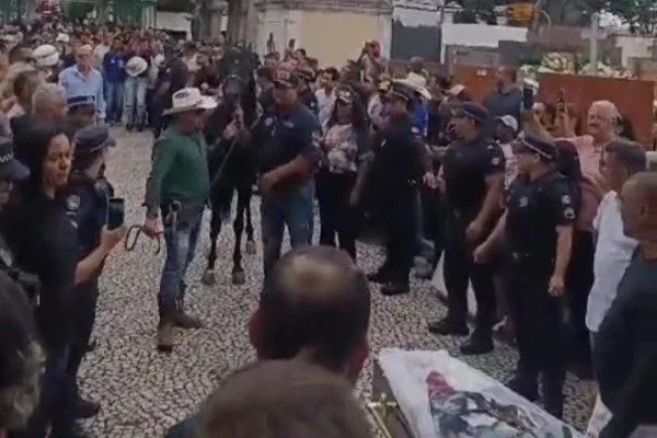 Imagem colorida de cavalo em velório de secretário morto. Metrópoles