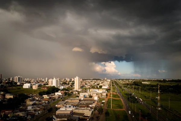 Em Brasília, o verbo chover se conjuga em todas as pessoas