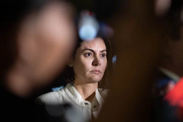 Michelle se manifesta após Bolsonaro ser levado ao hospital