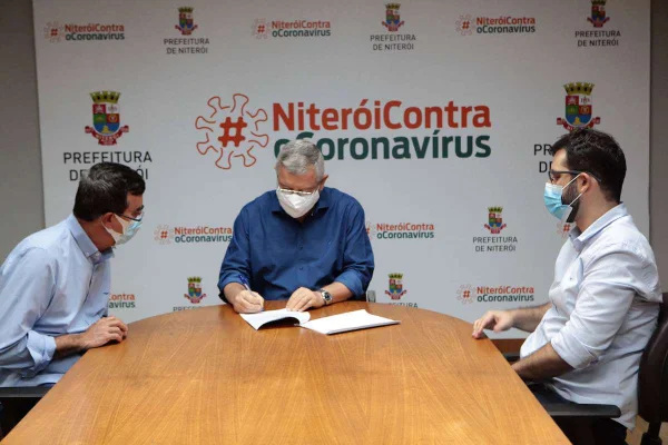Prefeito de Niterói, Axel Grael, assina compra de vacina russa