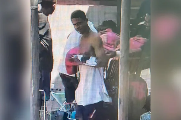 Homem arromba carro, furta objetos e tenta despistar PM trocando de roupa