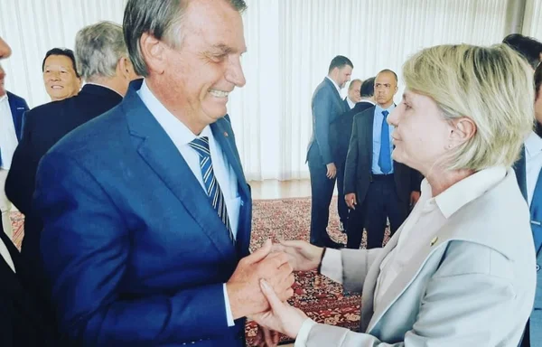 O presidente Jair Bolsonaro cumprimenta Margareth Buzetti, suplente de senador no Mato Grosso