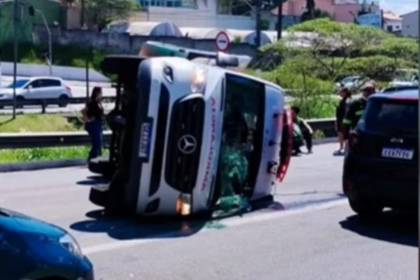 Acidente com ambulância e carro deixa 8 feridos - Metrópoles