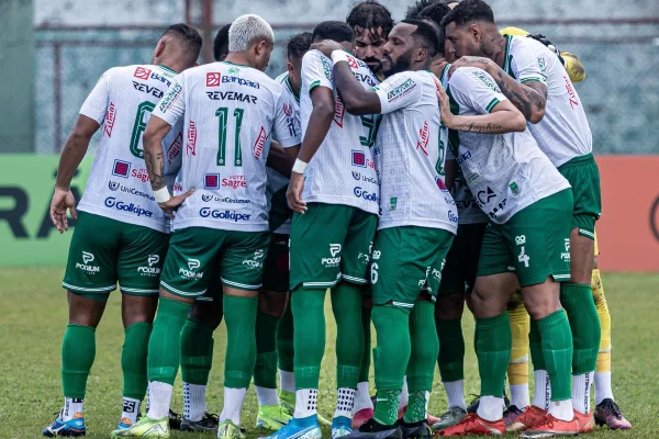 Jogadores do Tuna Luso-PA fazem conversa antes do jogo